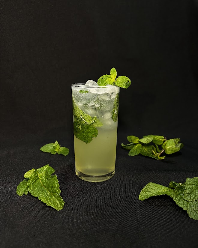 Drink de licor de Abacaxi com Hortelã Delicor servido com gelo