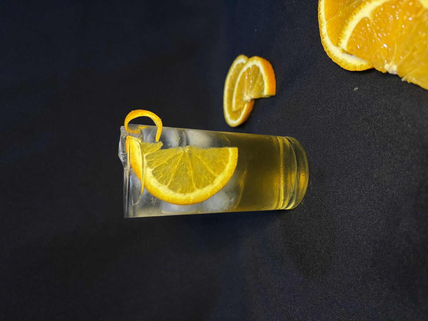 Drink de licor de Laranja Delicor servido com gelo